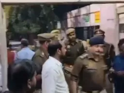 Crime News : बाराबंकी में जमीन विवाद में अधिवक्ता को मारी गोली, हालत गंभीर