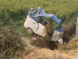 Ballia News : खाई में गिरा अनियंत्रित ऑटो, मां की मौत, दो बेटियां घायल