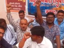 Ballia News : इलेक्ट्रिसिटी एमेंडमेंट बिल 2026 के विरोध में विद्युत कर्मचारियों का प्रदर्शन