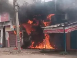 बलिया में एचडीएफसी बैंक के एटीएम में आग, मशीन जलकर खाक