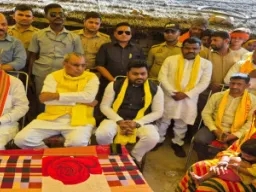 बाराबंकी बब्लू हत्याकांड: पीड़ित परिवार से मिले मंत्री ओमप्रकाश राजभर, कड़ी कार्रवाई का भरोसा