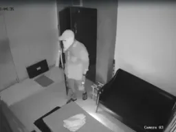 चोरी के बाद भागा नहीं चोर, ऑफिस में AC चलाकर 6 घंटे सोता रहा; CCTV देख मालिक भी रह गया हैरान