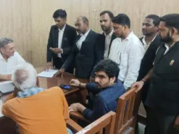 जन्म प्रमाण-पत्र निर्गत करने में अनियमितताओं को लेकर अधिवक्ताओं ने डीएम को सौंपा ज्ञापन