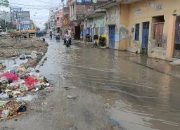 बलिया-बांसडीह मार्ग पर सीवर खुदाई में जल निगम पाइपलाइन टूटी, जलभराव से लोग परेशान