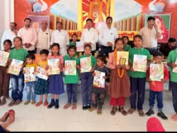 बलिया: पुस्तक और पुरस्कार वितरण के बीच परिषदीय बच्चों ने निकाली ‘स्कूल चलो’ रैली