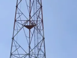 बाराबंकी में प्रेम प्रसंग को लेकर हाई वोल्टेज ड्रामा, बीएसएनएल टावर पर चढ़ा युवक