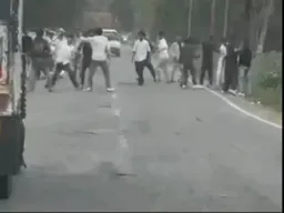 बिजनौर : मंडावर रोड पर दो गुटों में मारपीट, बेल्ट और लात-घूंसे चले, वीडियो वायरल
