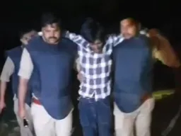 आजमगढ़ में पुलिस मुठभेड़ में हत्या का आरोपी गिरफ्तार, पैर में लगी गोली