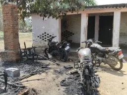 देवरिया में झोपड़ी में लगी भीषण आग, तीन बाइक समेत लाखों का सामान जलकर राख