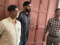 बलिया में ऑपरेशन के बाद जच्चा-बच्चा की मौत, बोर्ड हटाकर नर्सिंग होम संचालिका फरार