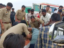 मुजफ्फरनगर में स्कूल बस और बाइक की भीषण टक्कर, दो बच्चों समेत तीन की मौत