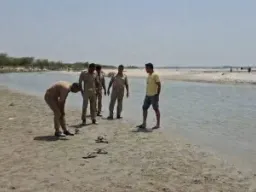 संभल में गंगा स्नान के दौरान खनन ठेकेदार का मुंशी डूबा, आठ घंटे बाद भी नहीं लगा सुराग