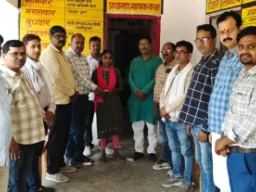 बलिया : शिक्षकों ने आपदा राहत कोष से छात्रा को दी 25 हजार की सहायता