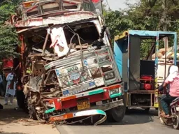 एनएच-31 पर ट्रक और ट्रेलर की आमने-सामने टक्कर, ट्रक चालक की मौत, दो गंभीर घायल