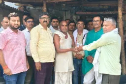 बलिया : शिक्षकों ने दिवंगत रसोईया के पति को दी 25 हजार की आर्थिक सहायता