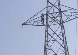 बलिया में ‘टॉवर वाला प्रेम’ फिर चढ़ा परवान, शादी की जिद में युवक 80 फीट ऊंचे बिजली टॉवर पर चढ़ा