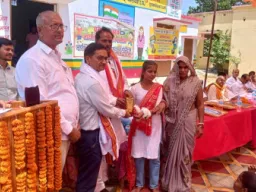 बलिया के सरकारी स्कूल में प्रवेशोत्सव और वार्षिकोत्सव की धूम, शिल्पी यादव बनीं ‘स्टूडेंट ऑफ द ईयर’