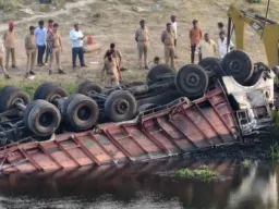 Ballia News: टोस नदी में गिरा कोयला लदा ट्रक, खलासी की मौत, चालक गंभीर