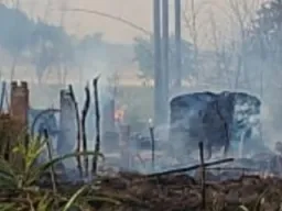 बलिया में आग लगने से 30 से अधिक झोपड़ियां जलीं, चार लोग झुलसे