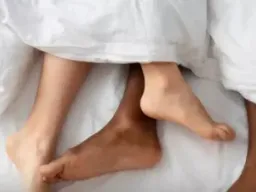 पत्नी को प्रेमी के साथ आपत्तिजनक हालत में देख भड़का पति, विरोध पर चाकू-सरिया से हमला