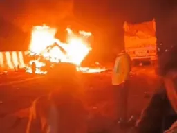 मिर्जापुर में भीषण सड़क हादसा, बोलेरो में लगी आग; 6 से अधिक लोगों के जिंदा जलने की आशंका