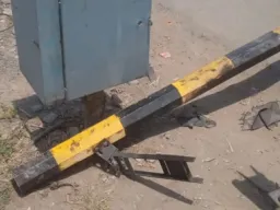 बंद रेलवे फाटक तोड़ ट्रैक पर पहुंचा ऑटो, सूझबूझ से टला बड़ा रेल हादसा