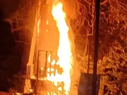 एनएच-31 किनारे ट्रांसफार्मर में भीषण आग, हाईवे पर मची अफरा-तफरी