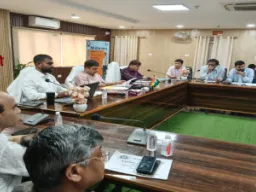 डीएम ने स्वास्थ्य योजनाओं की समीक्षा की, कहा- समय पर मिले वेतन और मानदेय