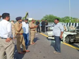 पूर्वांचल एक्सप्रेस-वे पर भीषण हादसा, कंटेनर से टकराई कार; पांच लोगों की मौत