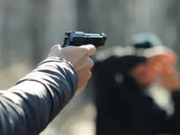 बलिया में युवक को गोली मारने से सनसनी, पट्टीदार पर फायरिंग का आरोप