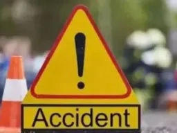 दो बाइकों की भिड़ंत के बाद बड़ा हादसा, सड़क पर गिरे युवकों को डंपर ने कुचला, दो की मौत