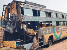 गंगा एक्सप्रेस-वे पर दर्दनाक हादसा : बस का टायर बदल रहे यात्रियों को ट्रक ने रौंदा, एक की मौत