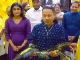 वृंदावन में प्रेमानंद महाराज के दरबार पहुंचे कैलाश खेर, भजनों से भक्तिमय हुआ माहौल