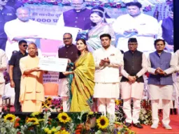 बढ़े मानदेय का चेक पाकर भावुक हुए अनुदेशक, बोले- पहली बार मिला सम्मान और सुरक्षा
