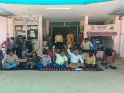 Barabanki News : बाराबंकी में एनएचएम संविदा कर्मचारियों का धरना शुरू, ‘वेतन नहीं तो काम नहीं’ के लगे नारे