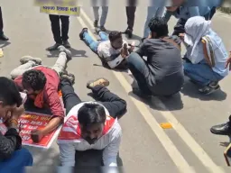 69 हजार शिक्षक भर्ती मामला: मंत्री आवास पहुंचे अभ्यर्थी, जोरदार प्रदर्शन और नारेबाजी