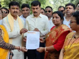 सपा सांसद की टिप्पणी पर भाजपा महिला मोर्चा का प्रदर्शन, राष्ट्रपति के नाम सौंपा ज्ञापन