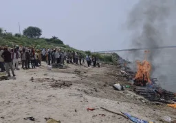 गंगापुर घाट पर साथ जलीं नानी-नाती की चिताएं, कारुणिक दृश्य देख हर आंख हुई नम