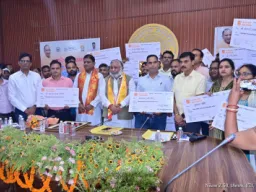 बलिया में अंशकालिक अनुदेशकों का सम्मान समारोह आयोजित, वितरित किए गए मानदेय के प्रतीकात्मक चेक