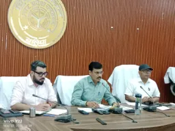 आईजीआरएस शिकायतों के निस्तारण में लापरवाही पर डीएम सख्त, नलकूप अधिकारी का वेतन रोका