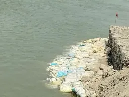 बाढ़ सुरक्षा कार्यों की गुणवत्ता पर उठे सवाल, ग्रामीणों ने लगाया धांधली का आरोप