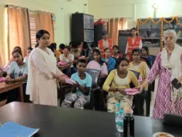 मासिक धर्म स्वच्छता दिवस पर बालिका गृह की बच्चियों को वितरित किए गए सेनेटरी पैड