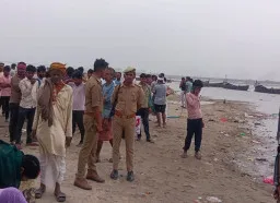Ballia News: गंगा में मुंडन संस्कार के दौरान चार लोग डूबे, तलाश जारी