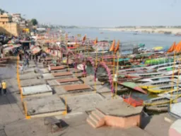 भीषण गर्मी से तप रही काशी, घाटों पर पसरा सन्नाटा; पर्यटक भी परेशान