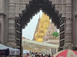 भीषण गर्मी के बीच काशी विश्वनाथ धाम में उमड़ रही श्रद्धालुओं की भीड़, राहत के विशेष इंतजाम