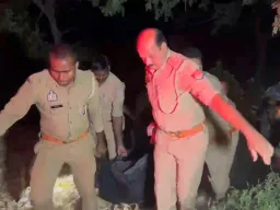 बहराइच में भीषण सड़क हादसा: कंबाइन मशीन से टकराई कार, चार की मौत, दो गंभीर
