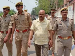 Azamgarh News: 51 लाख के अनियमित भुगतान मामले में जिला समाज कल्याण अधिकारी गिरफ्तार