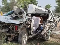 कैंची धाम जा रहे सात दोस्तों की इनोवा ट्रेलर में घुसी, बलिया समेत चार की मौत