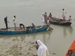 Ballia News : सरयू नदी में नहाते समय युवक डूबा, तलाश जारी