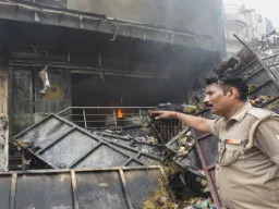 लखनऊ अग्निकांड : मातम, चीखें और बेबसी के बीच मदद की गुहार, हर आंख हुई नम